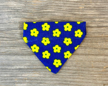 Load image into Gallery viewer, Double-Sided Cat Bandanna - Daisy Delight
